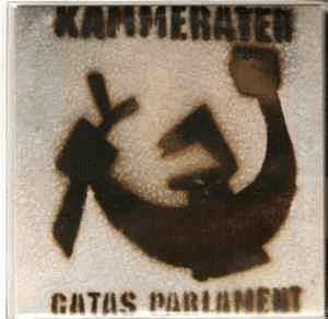 Sjablong sprayet med svart maling. Står kammerater og Gatas Parlament.