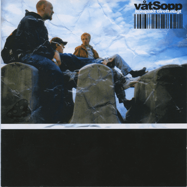 Våtsopp sitting albumcover for Kompakt Tilrettelagt. Tre gutter som sitter på noen steiner.