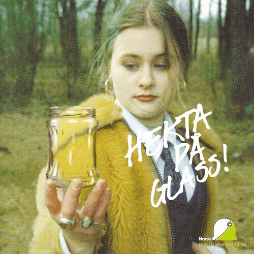 Cover Hekta på Glass. Dame holder glass.