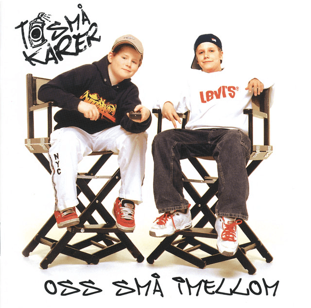 To små karer sitter på regissørstoler.